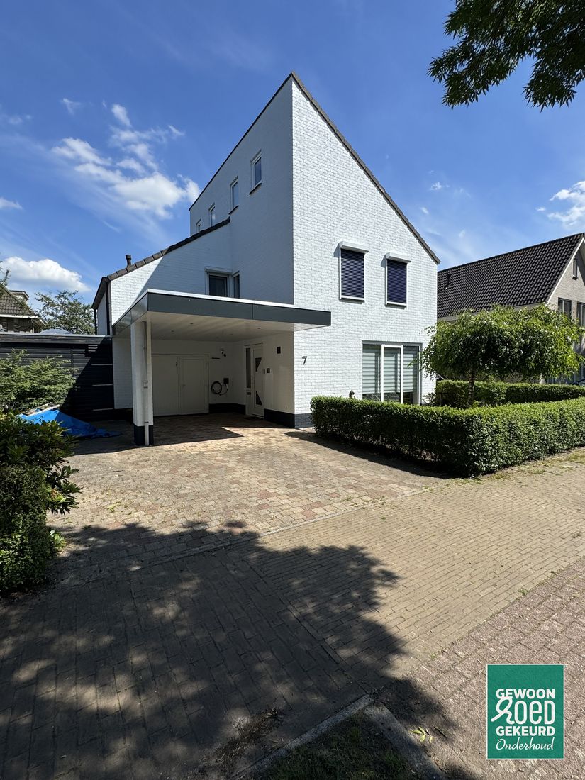 Wit geschilderde woning na gevelrenovatie